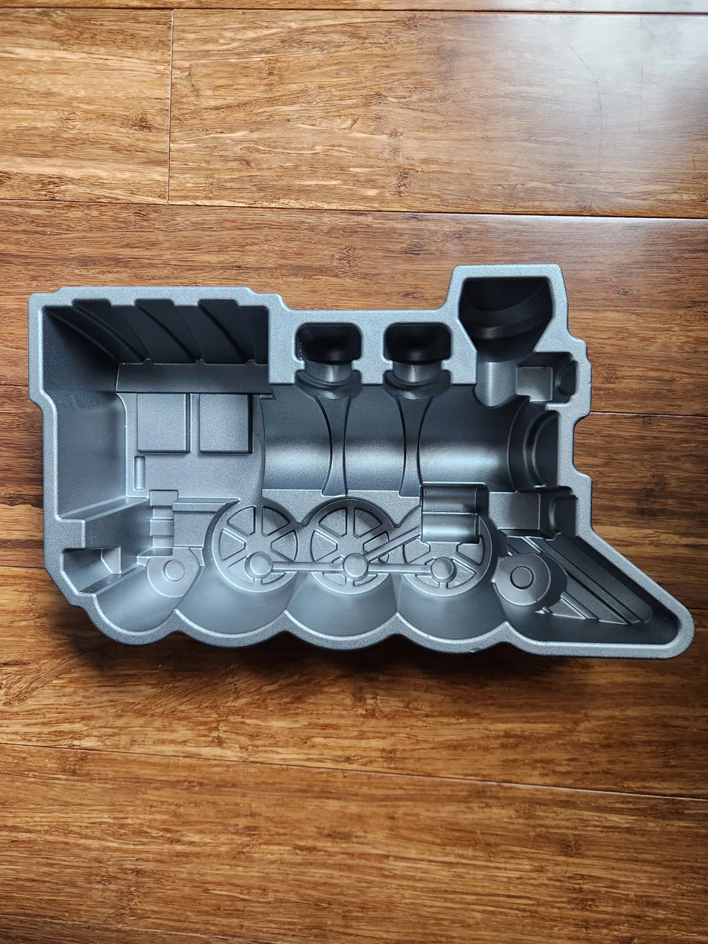 Nordic Ware Metal Locomotive Pan Train Cake Mold Birthday Thomas Chuggington